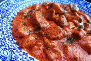 Carne de porc in sos de rosii cu smantana
