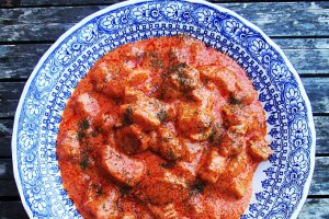 Carne de porc in sos de rosii cu smantana