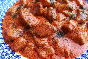 Carne de porc in sos de rosii cu smantana