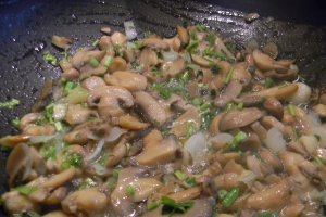 Mancare de orez cu ciuperci si usturoi  la wok
