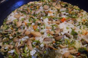 Mancare de orez cu ciuperci si usturoi  la wok