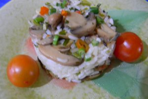 Mancare de orez cu ciuperci si usturoi  la wok