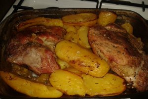 Carne de porc si cartofi la cuptor, deliciu culinar pentru o cina de neuitat in familie