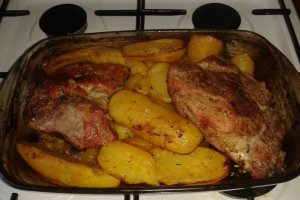 Carne de porc si cartofi la cuptor, deliciu culinar pentru o cina de neuitat in familie