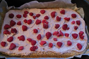 Prajitura cu zmeura si crema de ciocolata cu menta