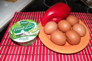 Rulada de omleta cu crema de branza Delaco