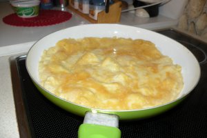 Rulada de omleta cu crema de branza Delaco