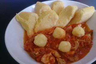 Pui cu sos de rosii si mamaliguta