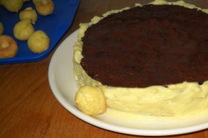 Tort brownies cu mini choux-uri