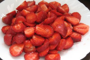 Tarta cu crema de vanilie si capsuni