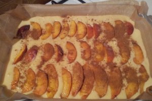 Prajitura cu nectarine si scortisoara