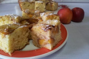 Prajitura cu nectarine si scortisoara