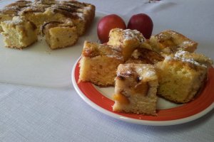 Prajitura cu nectarine si scortisoara