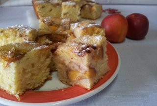 Prajitura cu nectarine si scortisoara