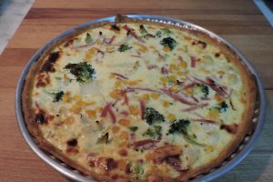 Quiche de broccoli cu sunca si branza