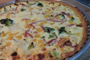 Quiche de broccoli cu sunca si branza