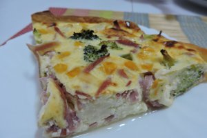 Quiche de broccoli cu sunca si branza
