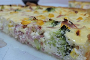 Quiche de broccoli cu sunca si branza