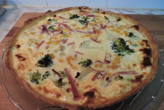 Quiche de broccoli cu sunca si branza