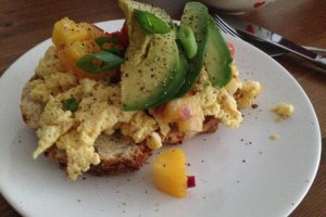 Oua cu iaurt si salsa de mango