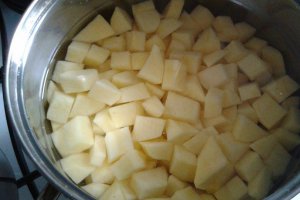 Cartofi cu ciuperci, smantana si cascaval Delaco la cuptor