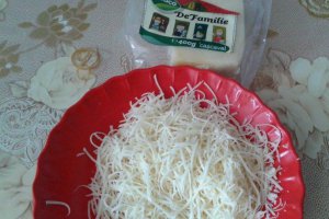Cartofi cu ciuperci, smantana si cascaval Delaco la cuptor