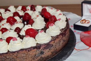 Cheesecake cu ciocolata si jeleu de zmeura
