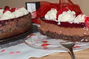 Cheesecake cu ciocolata si jeleu de zmeura