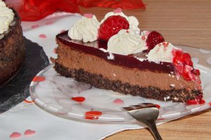 Cheesecake cu ciocolata si jeleu de zmeura