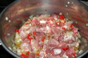 Tocanita din carne de porc cu orez si sos de rosii Cirio.