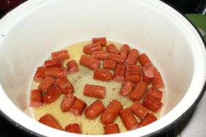 Piure de mazare cu smantana si carnati semiafumati