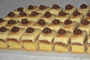 Desert prajitura rasturnata cu mere si budinca