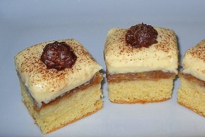 Desert prajitura rasturnata cu mere si budinca