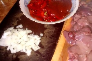 Ficatei de pui cu gogosari in sos de rosii