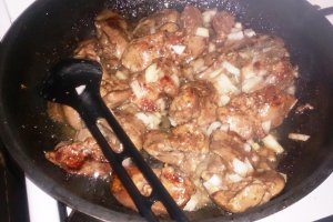 Ficatei de pui cu gogosari in sos de rosii