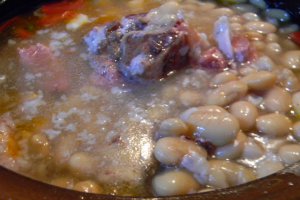 Fasole cu jambon -in gastra (vas grecesc )