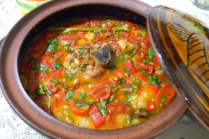 Fasole cu jambon -in gastra (vas grecesc )