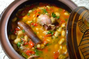 Fasole cu jambon -in gastra (vas grecesc )