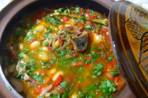 Fasole cu jambon -in gastra (vas grecesc )