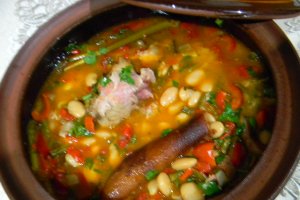 Fasole cu jambon -in gastra (vas grecesc )