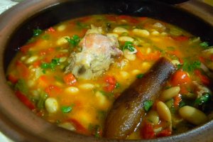 Fasole cu jambon -in gastra (vas grecesc )