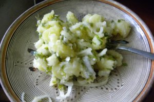Salată caldă cu cartofi