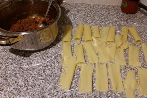 Cannelloni cu carne si sos de rosii