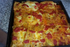 Cannelloni cu carne si sos de rosii