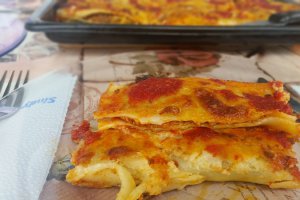 Cannelloni cu carne si sos de rosii