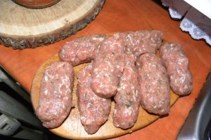 Mici din carne de porc și carne de vită