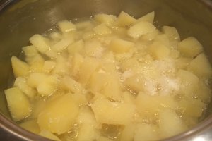 Somon afumat la cuptor cu cartofi taranesti