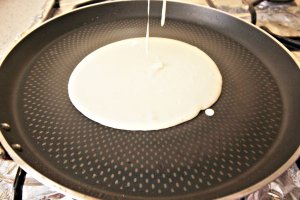 Clatite pufoase reteta cu miere si nuci