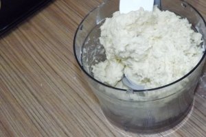 Prajitura cu prune, nuci si branza de vaci in aluat