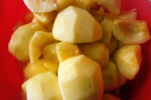Prajitura turnata cu mere si biscuiti
